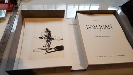 Don Juan de Molière, ouvrage tiré à 190 exemplaires sur papier du Moulin de Larroque et 30 suites de 15 pointes sèches sur papier « narcisse » du Moulin de la Roque à la main, chaque épreuve étant signée par l’artiste + 18 suites de 6 planches de recherche non incluses dans l’ouvrage, numérotées. Après le tirage, les cuivres ont été signés par Claude Weisbuch. Dix exemplaires lettrés de A à J constituent les ouvrages dits de chapelle – Imprimerie d’Arts des Montquartiers. Photo © Pierre d’Ornano